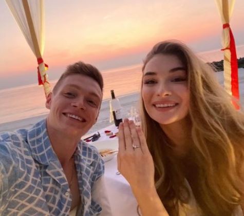 Romana Tsygankova flaunting her ring after she said “yes” to Viktor Tsyhankov in 2021
